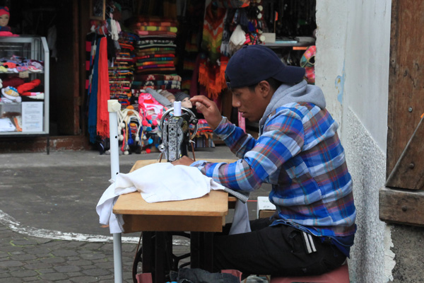 Naaatelier op straat in Baños